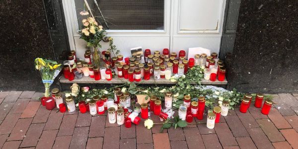 In der Lüneburger Straße waren nach der Tat Kerzen aufgestellt worden. Foto: André Zand-Vakili Mord