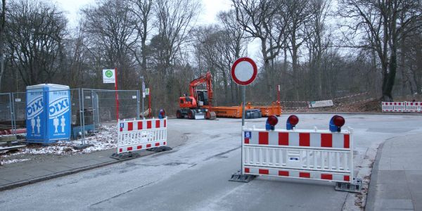 Die Heimfelder Straße wurde Freitag zwischen Triftstraße und Bushaltestelle Vahrenwinkelweg gesperrt. Foto: Christian Bittcher Heimfelder Straße dicht: Harburgs erste Vollsperrung des Jahres