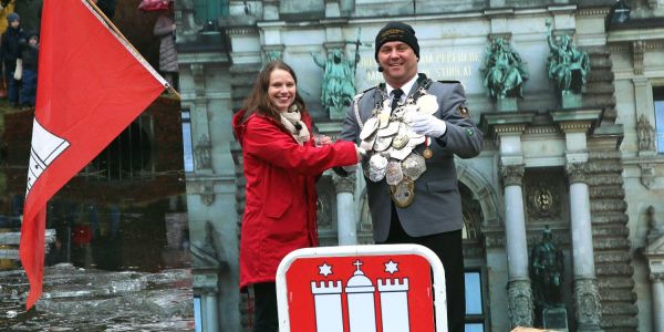 Prost: Mit einem Schnaps stoßen die Protagonisten auf die gewonnen Wette an. Foto: Christian Bittcher Teichwette im Regen: 1500 Besucher trotzten dem Schmuddelwetter