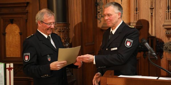 Hamburgs Polizeiführung verabschiedet Harburgs Polizeichef