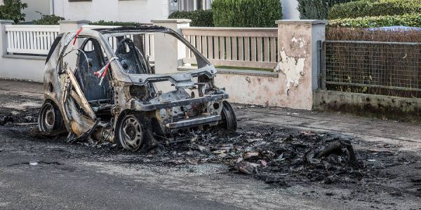 Der völlig ausgebrannte Smart, auf den die Flammen übergesprungen waren. Foto: André Zand-Vakili Fahrzeugbrand in der Meyerstraße. Brennende Mülltonne. Flammen springen auf Smart über .