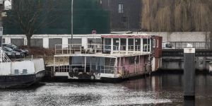 Neuer Liegeplatz für Gunter Gabriels Hausboot im Binnenhafen