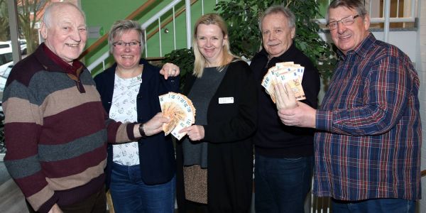 Fußball-Urgesteine legen nach: 2000 Euro für das DRK-Hospiz