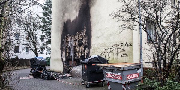 Die durch die Brandstiftung beschädigte Hausfassade am Alten Postweg. Foto: André Zand-Vakili Brandstiftung