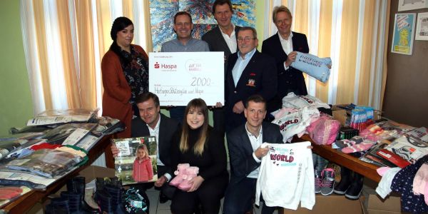 Spendenübergabe im Löwenhaus: Houda Mbarek (Löwenhaus, oben von links), Gildekönig Jörg Geffke, Stefan Hannemann, Peter Kostiuk und Rainer Köppe von Kits4Kids sowie kniend Holger Knappe und Alexander Stein (Haspa) mit Franziska Ziemann. Foto: Christian Bittcher Spende aus Gildeball: 2000 Euro für bedürftige Kinder