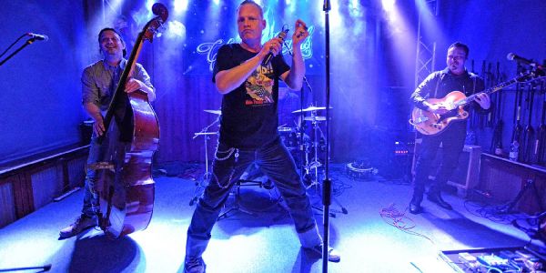 Die Chevy Devils im Ballroom. Foto: Tom Jewutis Rock´n Roll und ein Akkordeon sorgen für volle Lokations