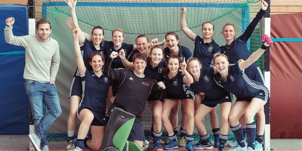 Jubel nach dem letzten Spiel der Hallensaison: Die TGH Damen wurden souverän Vizemeister. Foto: Mario-Markus Eisenblätter / TGH TG Heimfeld Damen werden souverän Regionalliga-Vizemeister