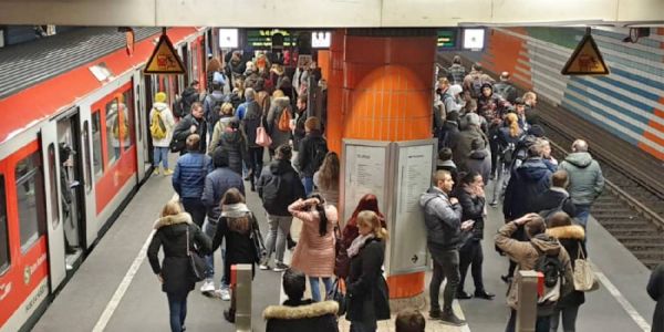 Der volle Bahnsteig in Harburg. Viele Pendler sind bereits wieder nach oben gegangen, weil sie hofften mit Bussen weiter zu kommen. Foto: bzv Arbeitsunfall legt S-Bahn und Metronom im Berufsverkehr lahm