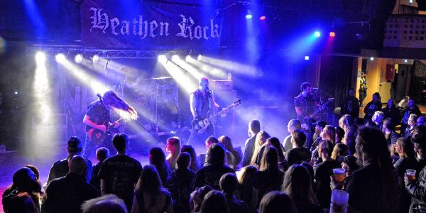 Einherjer aus Norwegen auf der Bühne im Rieckhof. Foto: Tom Jewutis Zehn Bands verwandeln den Rieckhof in eine Metal-Kathedrale