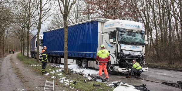 Die verschobenen Laster werden auf dem Fürstenmoordamm zur Bergung vorbereitet. Foto: André Zand-Vakili Unfall mit Tanklastzug: Riesen Glück verhinderte Katastrophe