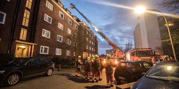 Höhenretter beratschlagen sich vor der ausgefahrenen Drehleiter am alten Postweg. Foto: André Zand-Vakili Mann auf Dach löst größeren Einsatz von Polizei und Feuerwehr aus