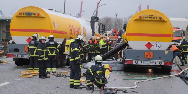 Einsatzkräfte fangen auslaufenden Kraftsoff auf. Foto: Michael Arning Wieder Unfall mit Tanklaster - wieder durch riesen Glück keine Explosion