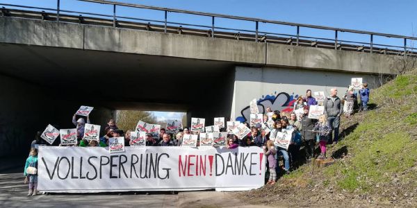 Moorburger protestieren gegen die Vollsperrung. Foto: Privat Moorburg: Protest gegen die geplante Vollsperrung