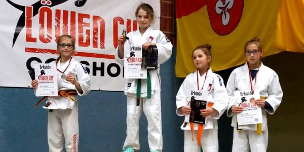 Silber beim Löwen-Cup in Hannover: Harburgs Judo-Talent Linda Jean Geerdts (links) auf dem Treppchen. Foto: privat Löwen-Cup in Hannover: Linda Jean Geerdts weiter in der Erfolgsspur