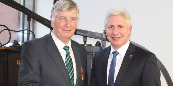 Peter Adler und Rainer Rempe. Foto: Matthias Köhlbrandt Peter Adler für langjähriges Engagement bei der Feuerwehr ausgezeichnet