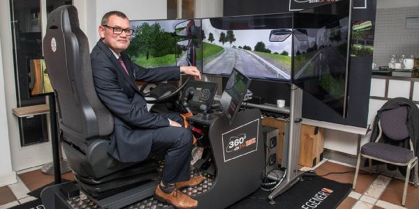 Michael Röhl, Vertriebsleiter bei Degener, an einem Lkw-Fahrsimulator. Foto: André Zand-Vakili Norddeutschlands Fahrlehrer trafen sich in Heimfeld