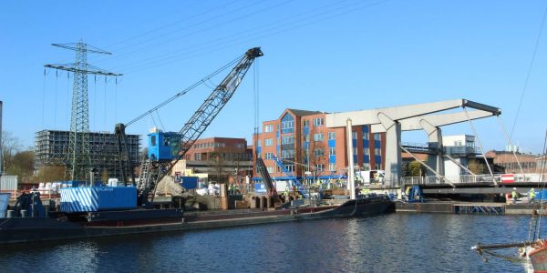 Am Donnerstag wurde der neue Kabeldüker mit Hilfe des Schwimmkrans "Ijsseldelta" im Lotsekanal versenkt. Foto: Christian Bittcher Millimeterarbeit: 80-Tonnen-Düker im Lotsekanal versenkt