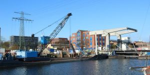 Millimeterarbeit: 80-Tonnen-Düker im Lotsekanal versenkt