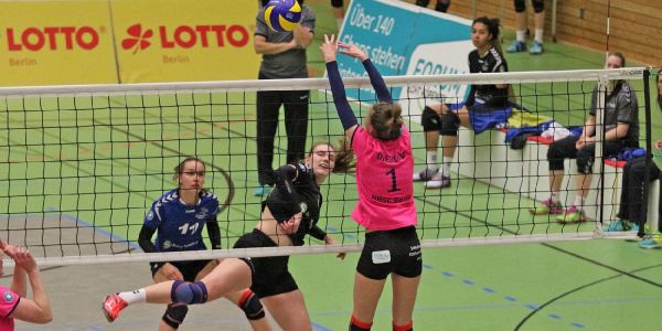 Gina Köppen schlägt den Berliner Block an. Foto: VTH/Lehmann Neugrabens Volleyballerinnen verlieren auch das letzte Saisonspiel