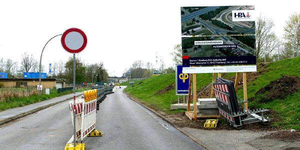 Moorburger Elbdeich: Verkehrsberuhigung wider Willen. Foto: mag Vollendete Tatsachen: HPA setzt Sperrung in Moorburg durch