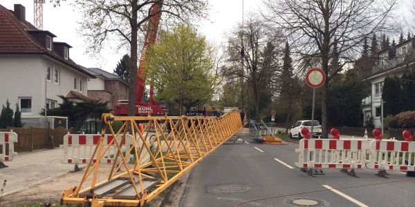 Vollsperrung am Hainholzweg: Kranarbeiten in luftiger Höhe