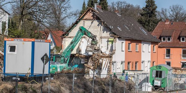 Abriss der 90 Jahre alten Reihenhäuser am Milchgrund hat begnnen