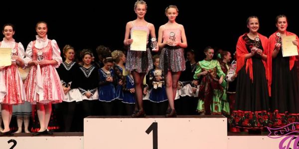 Celin Wiener und Antonia Brdar von der HNT bei der Siegehrung ganz oben auf dem Treppchen. Foto: Club Wow/HNT Unerwarteter Erfolg: HNT-Duo für Dance World Cup qualifiziert