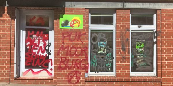 Büros von Grünen, Neuen Liberalen und Linken mit Parolen beschmiert