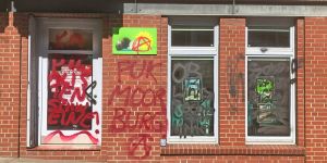 Büros von Grünen, Neuen Liberalen und Linken mit Parolen beschmiert