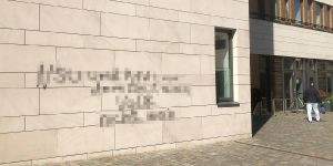 Üble Parolen an das Rathausforum geschmiert