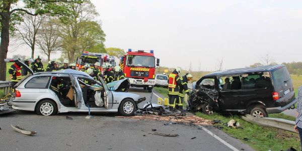 Ein Toter und mehrere Verletzte bei schwerem Unfall auf der B75