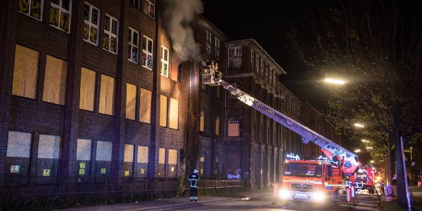 Die Löscharbeiten in der Neuländer Straße. Foto: André Zand-Vakili Feuer