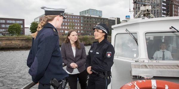 Starke Frauen vs. Senatorin: Plauderstunde bei Binnenhafenrundfahrt