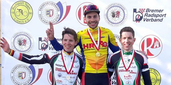 Die drei ersten der Hamburger Straßenmeisterschaft im Eliterennen: links Paul Lindenau (2. Platz), Sieger Felix Rieckmann, HRG (Mitte)und danebem Max Lindenau Foto: privat Radsport-Meisterschaften: Rennfahrer der HRG holen fünf Titel