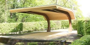 Freilichtbühne im Stadtpark: Überdachung aus Holz ist fertig