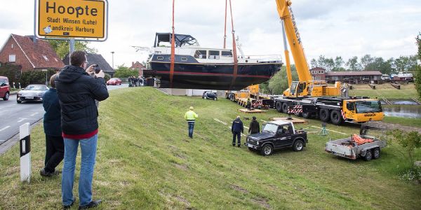 Mit großem Aufwand wurde die "Seeschwalbe" geborgen