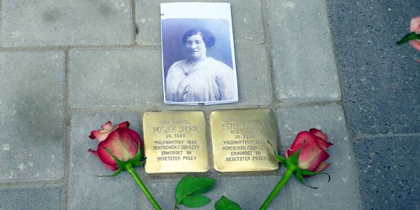 Bewegende Momente: Acht neue Stolpersteine für Harburg