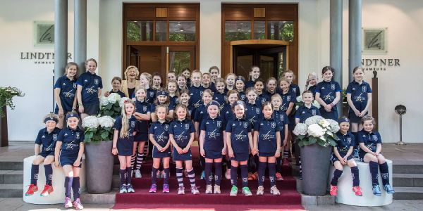 Heidad Lindtner mit den jungen TGH-Hockeyspielerinnen in den neuen Trikots. Foto: André Zand-Vakili Sponsoring