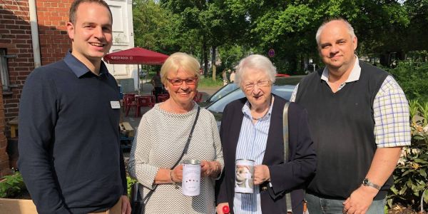 Harburg-Huus-Leiter Thorben Goebel-Hansen (links) nahm die Spende von Sigrid Lange, Gertrud Nehring und Bodo Lagemann entgegen. Foto: DRK Bridge-Spieler unterstützen Harburg-Huus mit 1.270 Euro