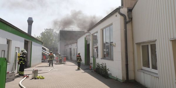 Flammen schlugen aus dem Dach und die Rauchsäule war weit sichtbar.