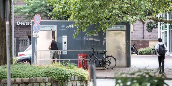 Das High-Tech-Klo am Harburger Rathausplatz. Foto: André Zand-Vakili Harburger Rathausplatz: Dritter Platz in der Pinkel-Liga