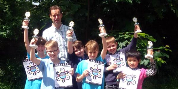 Schulschachkoordinator Hendrik Hauschild, Schulschachkoordinator mit seinem erfolgreichem Team. Foto: privat Schachteam der Alten Forst: Erfolgreiche Teilnahme an der DM