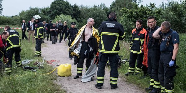 Drama am Rückhaltebecken: Vater und Sohn leblos ins Krankenhaus