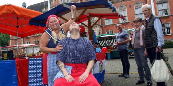 Freude an der Matjeskarre: Der neue holländische Matjes ist da