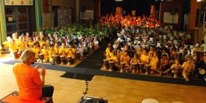 Konzert mit 400 Trommlern an der Schule Schnuckendrift