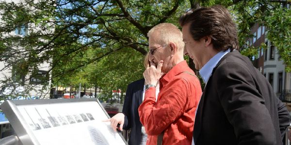 Jochen Gerz mit Museumsdirektor Prof. Dr. Rainer-Maria Weiss Foto: André Lenthe Jochen Gerz - Der Konzeptkünstler überzeugt sich vom Zustand des Mahnmals gegen den Faschismus