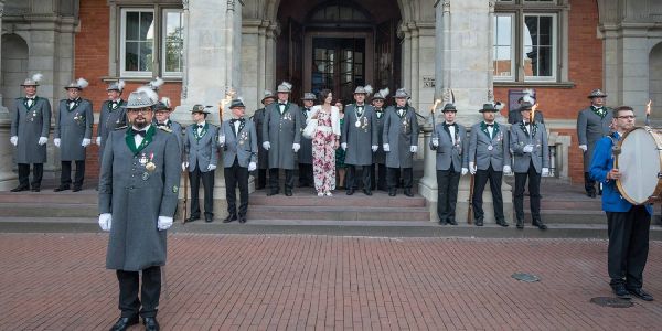 Der Große Zapfenstreich vor dem Harburger Rathaus. Foto: André Zand-Vakili Zapfenstreich