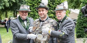 Proklamation Gildekönig Borhen Azzouz . Die Mitglieder der Deputation, Frank Kirste (l.) und Ingo Volkland, legen ihm die Königskette an.