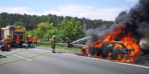 Ramelsloh: BMW brannte lichterloh auf der Autobahn