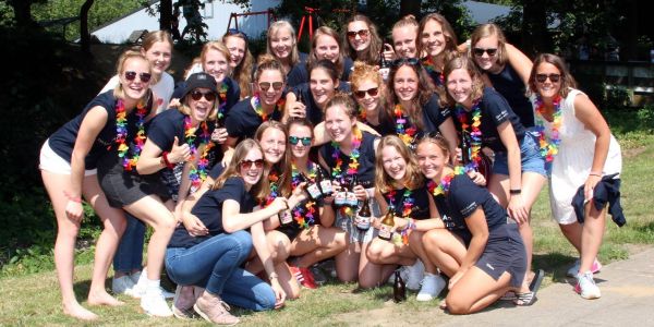 Aufstiegsfeier am Waldschlösschen: Die TG-Heimfeld Hockey-Damen schafften das Tripple und steigen in die 2. Bundesliga auf. Foto: Christian Bittcher Licht und Schatten beim TGH: Damen holen Tripple - Herren steigen ab